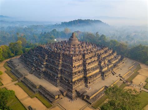 El Descubrimiento del Templo Borobudur: Una Obra Maestra Arquitectónica y un Tesoro Religioso en la Antigua Java